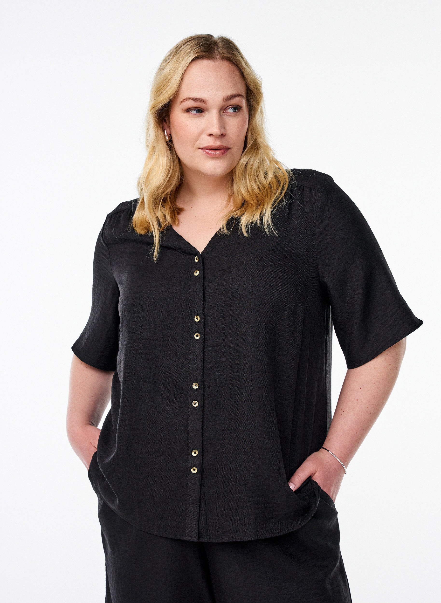 Skjortebluse med V-hals eog korte ermer, Svart, Model