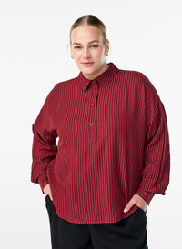 Stripete skjorte med knappedetalj på ryggen, Rød Stripete skjorte med knappedetalj på ryggen, Rød, Model
