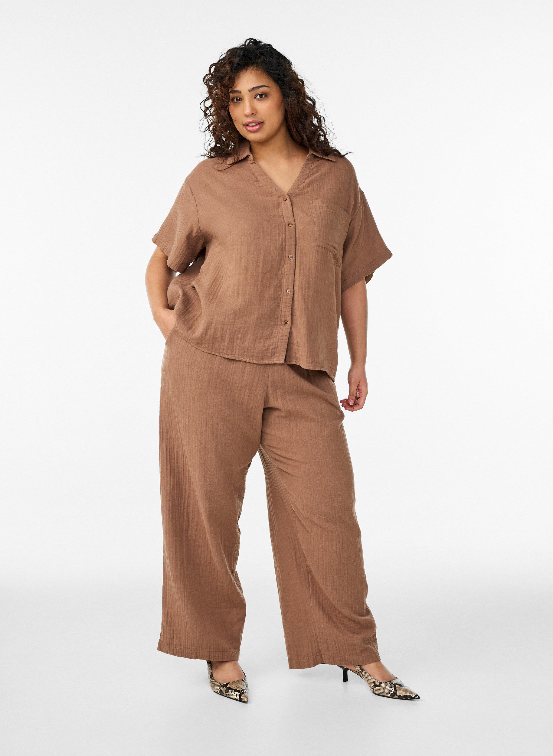 ZizziBluse i bomullsmusselin med korte ermer, Brun, Model image number 1