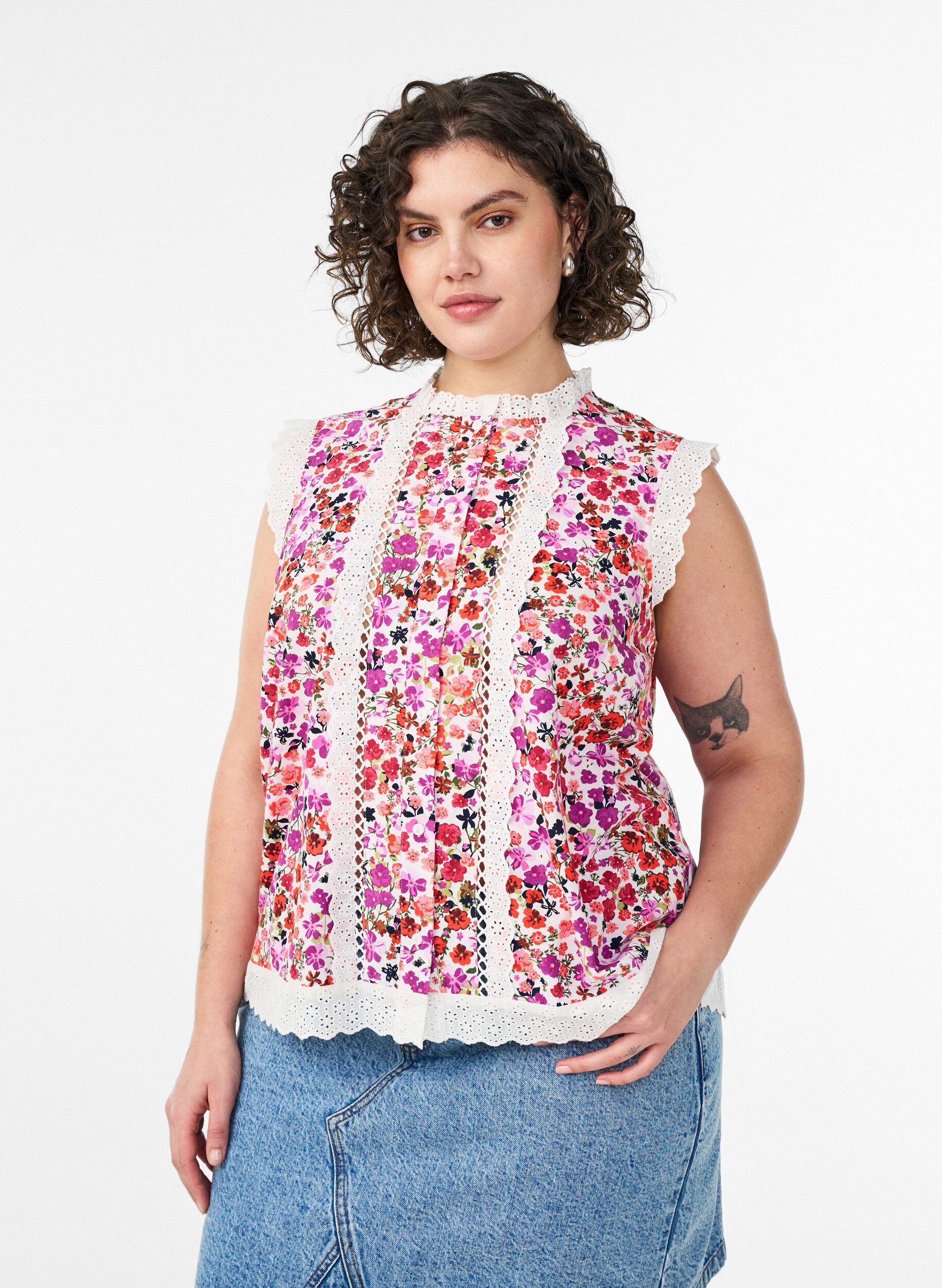Ermel&oslash;s bomullsbluse med blomstertrykk og broderie anglaise, Rosa, Model