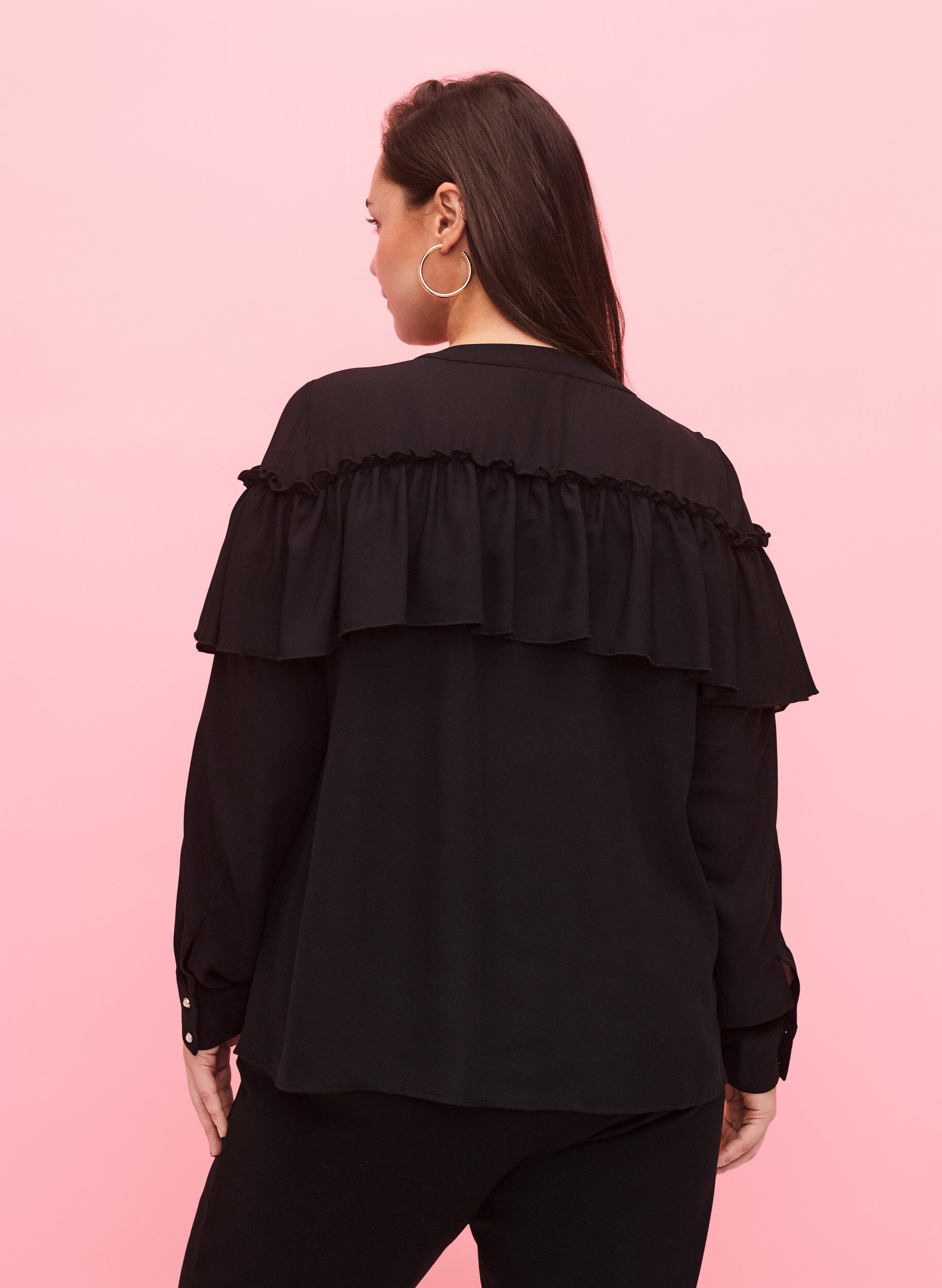 Zizzi Ruffle-skjortebluse med perleknapper, Black, Model image number 1