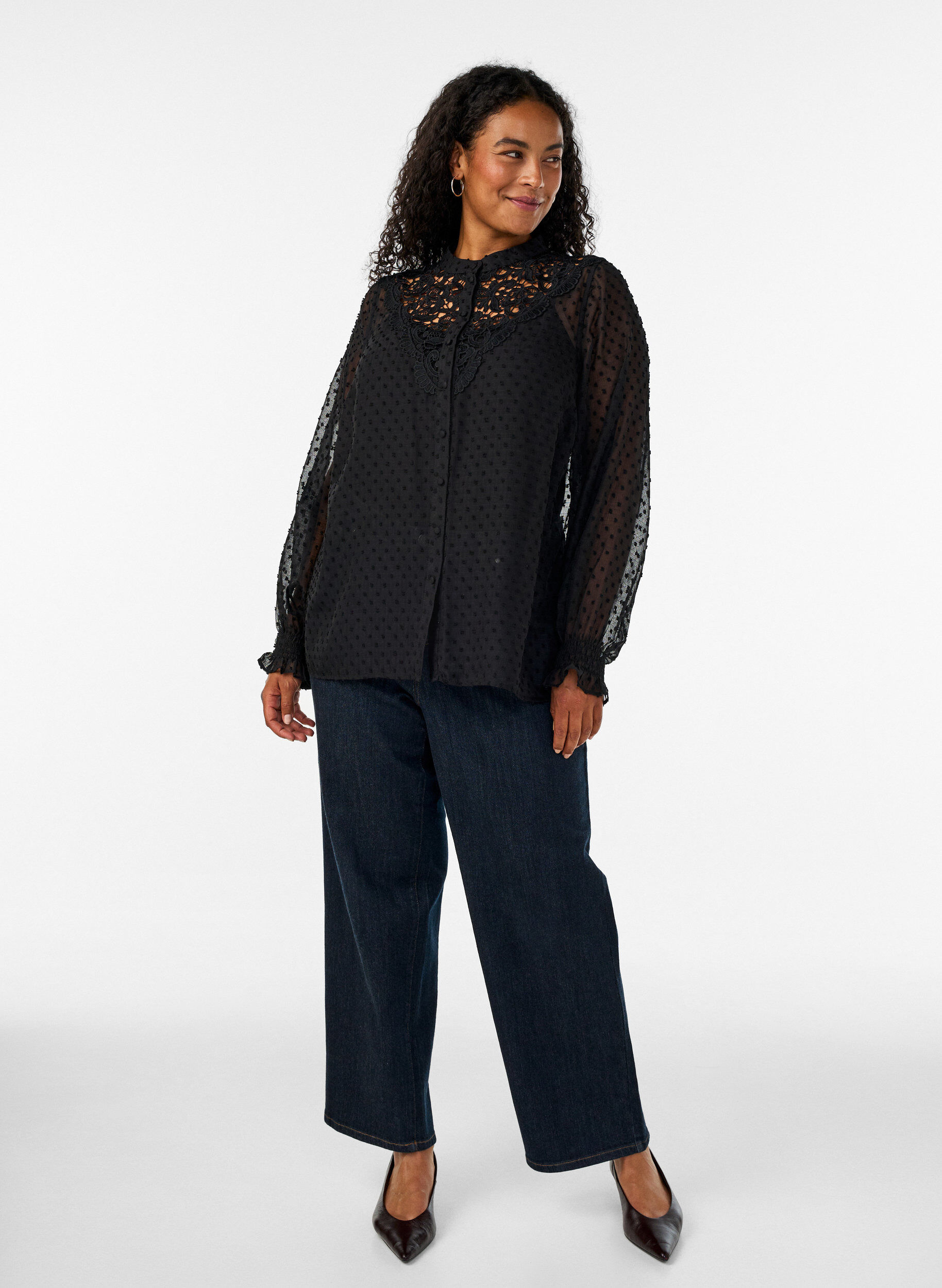 ZizziSkjortebluse med blondeinnlegg og prikkem&oslash;nster, Svart, Model image number 1