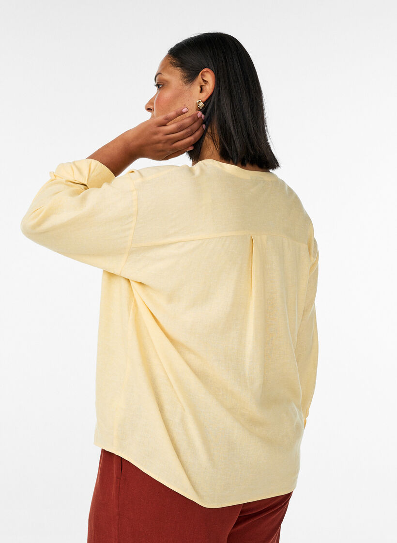 Bluse i lin og viskose med V-hals, Gul, Model image number 2