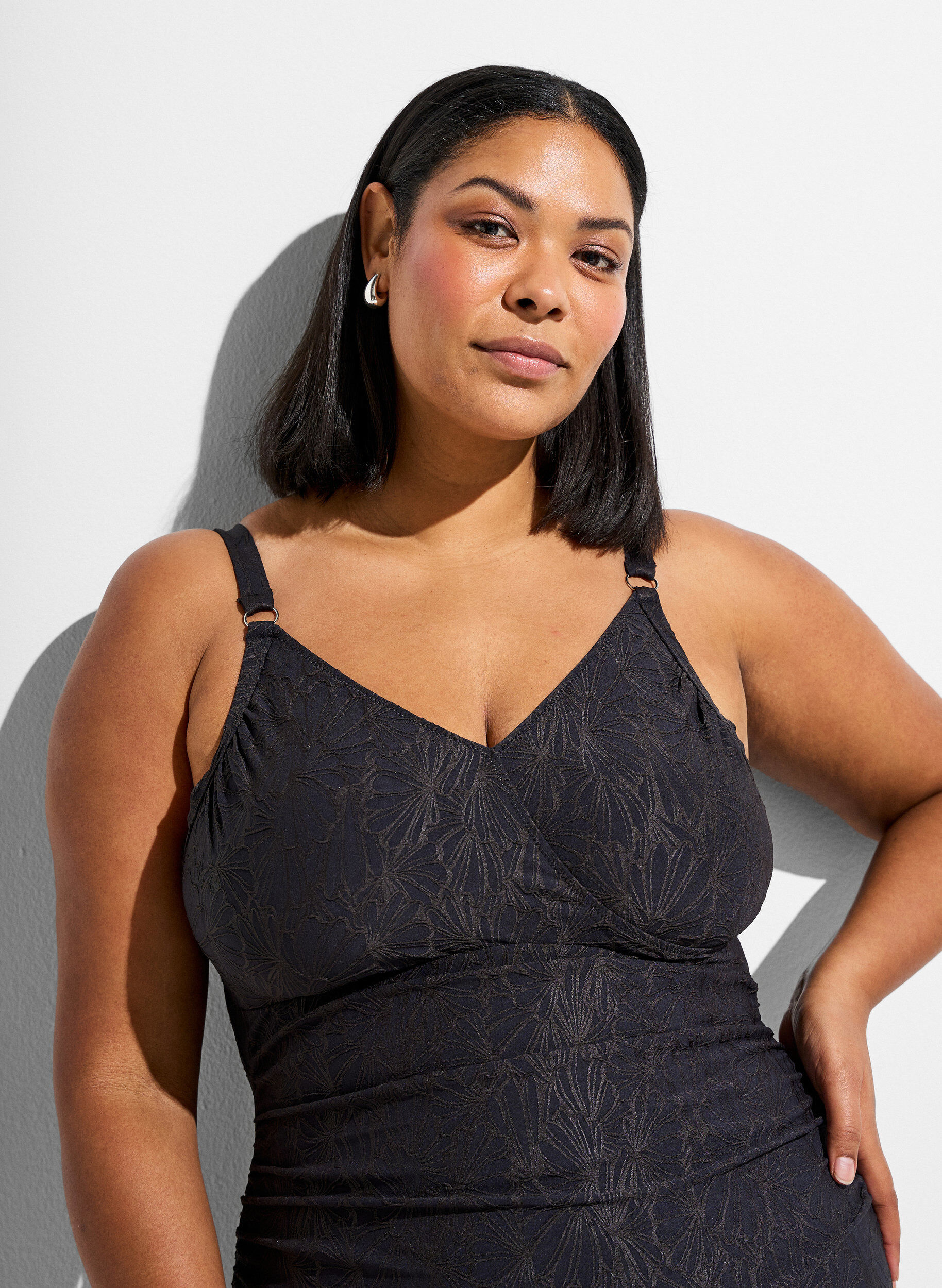 Zizzi Badedrakt med omslagsdetaljer og ton-i-ton blomstret tekstur, Gr&aring;, Model image number 2