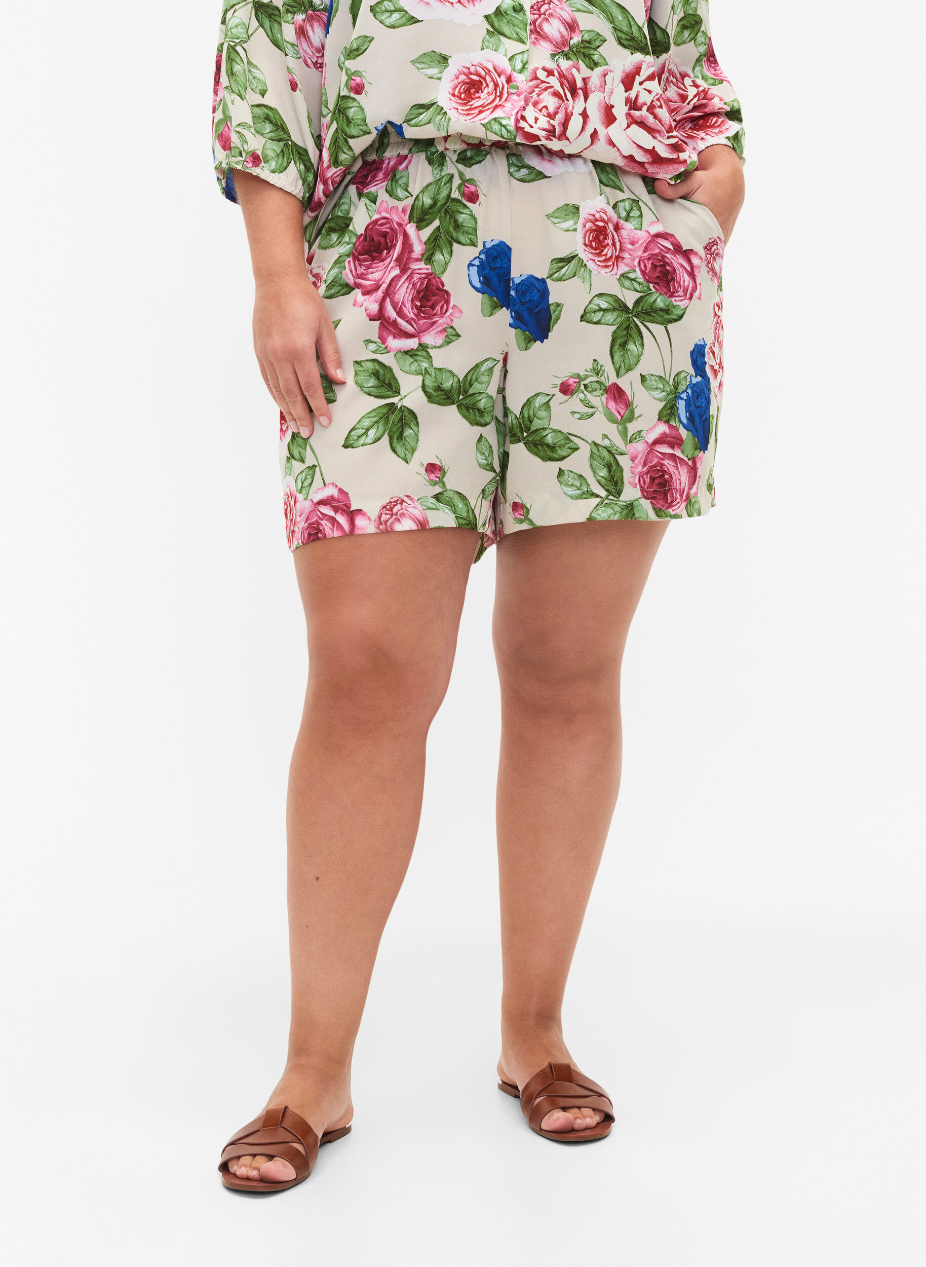 Zizzi Shorts med blomsterm&oslash;nster, Bright Flower , Model image number 2