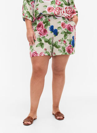 Zizzi Shorts med blomstermønster, Bright Flower , Model image number 2