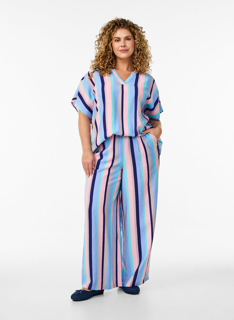 Stripete bluse i viskose med korte ermer, Pastel Stripe, Model