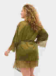 Morgenkåpe med blondedetaljer og knyting, Military Olive ASS, Model