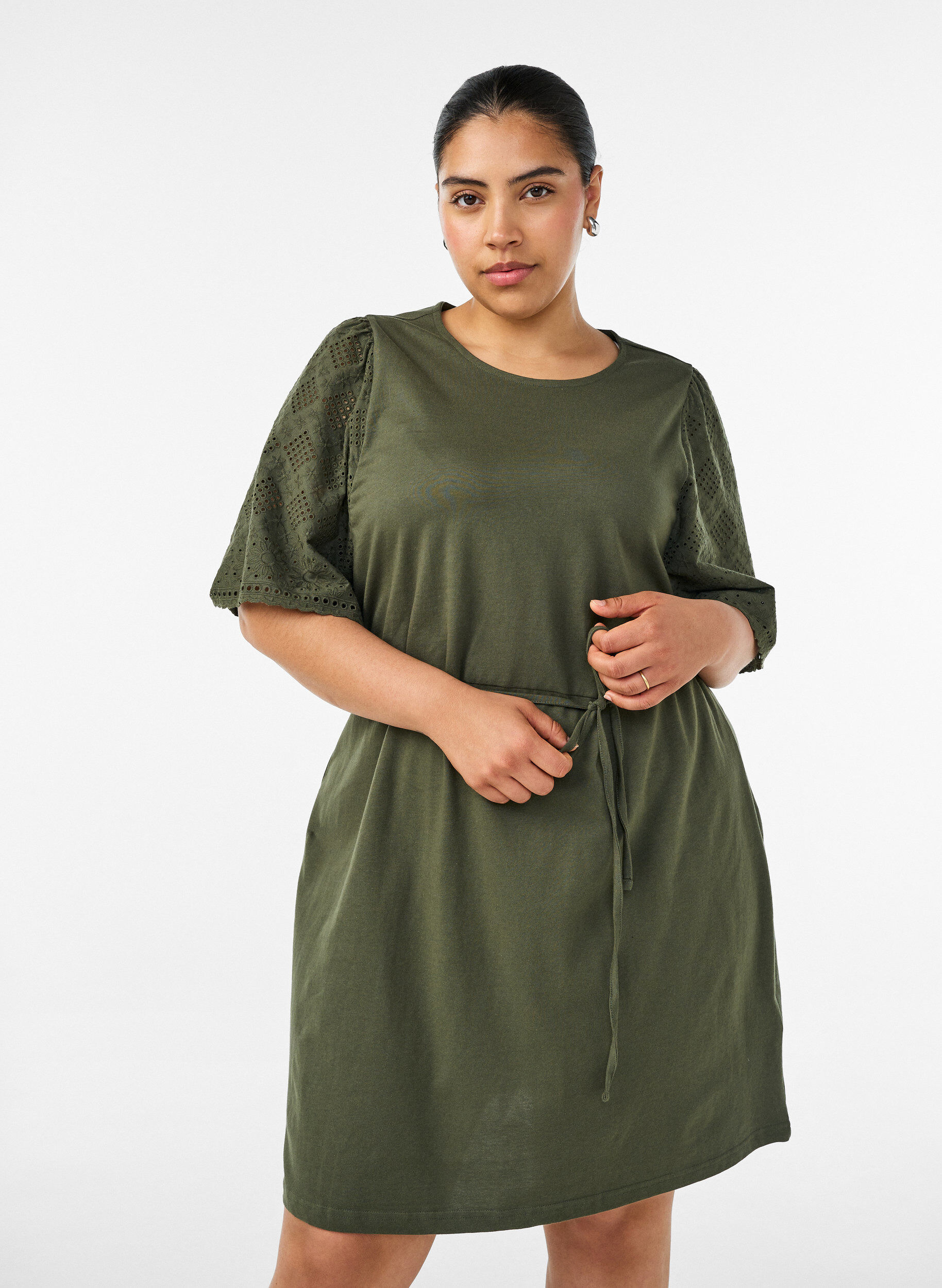 Bomullskjole med broderie anglaise-ermer og knytebelte, Gr&oslash;nn, Model
