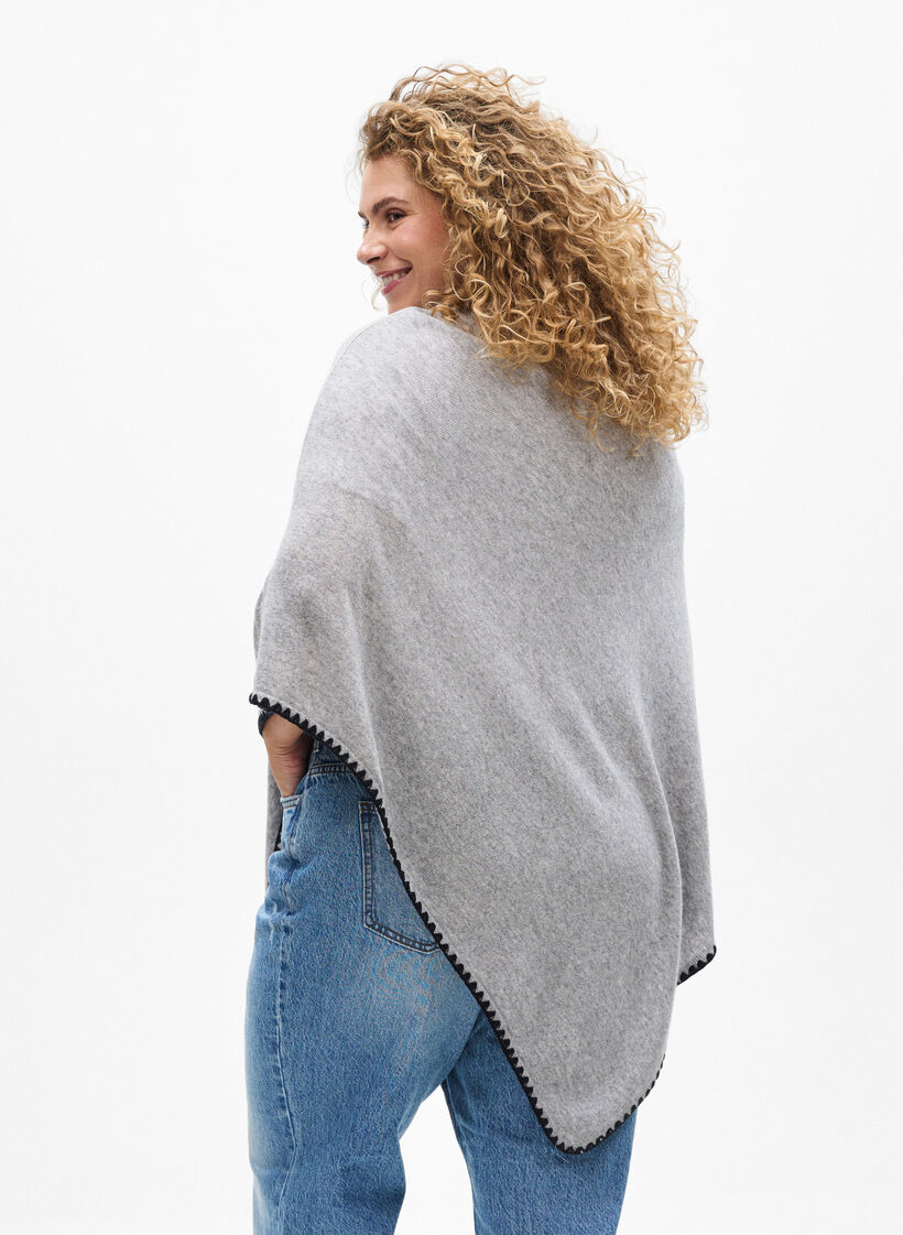 Finstrikket poncho, Light Grey Melange, Model