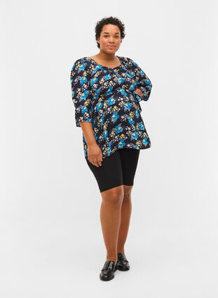 Blomstrete viskosebluse til gravide, Blue Flower AOP, Model image number 2