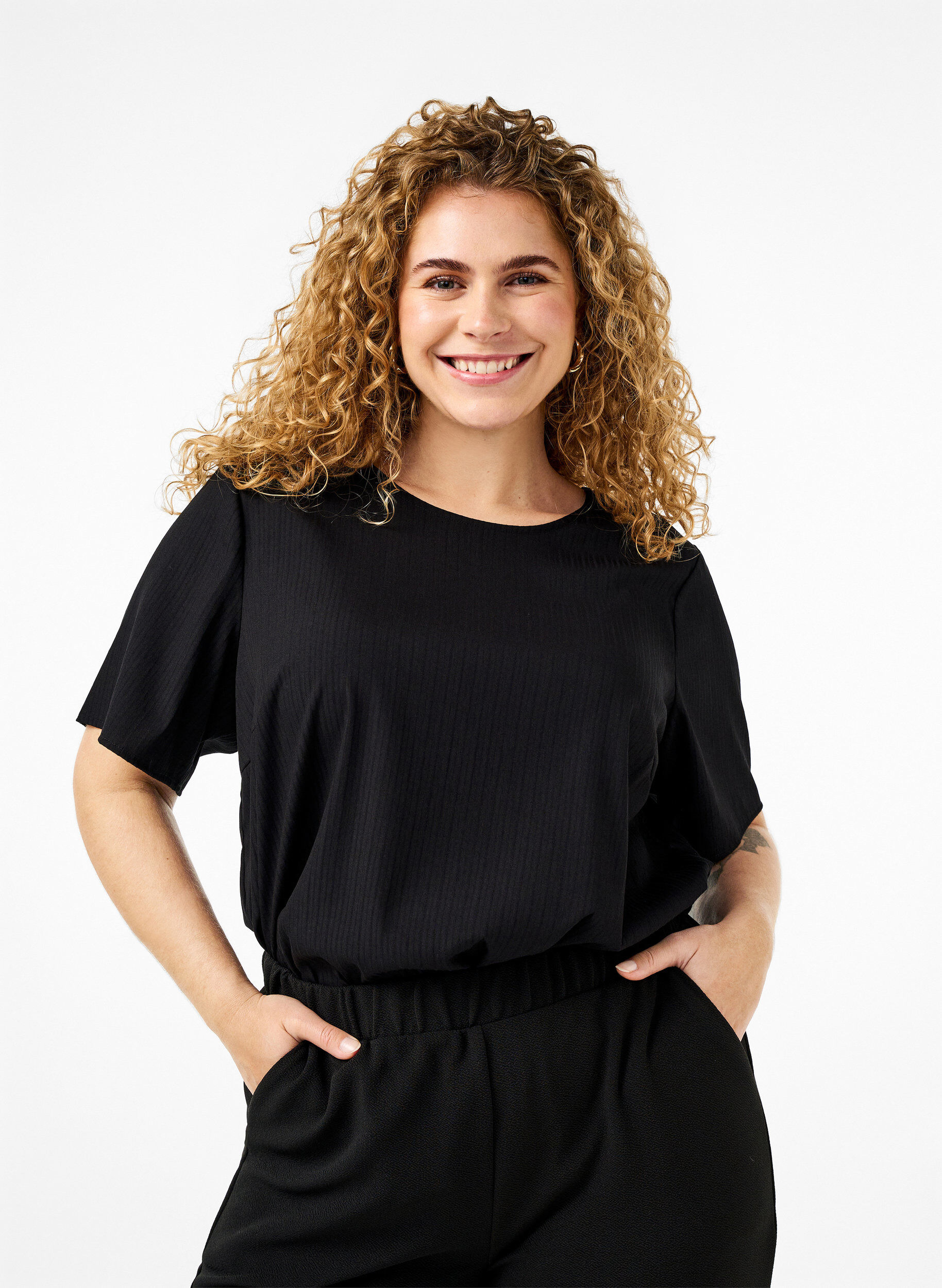 Zizzi Kortermet bluse i viskose med knyteb&aring;nd, Black, Model image number 0