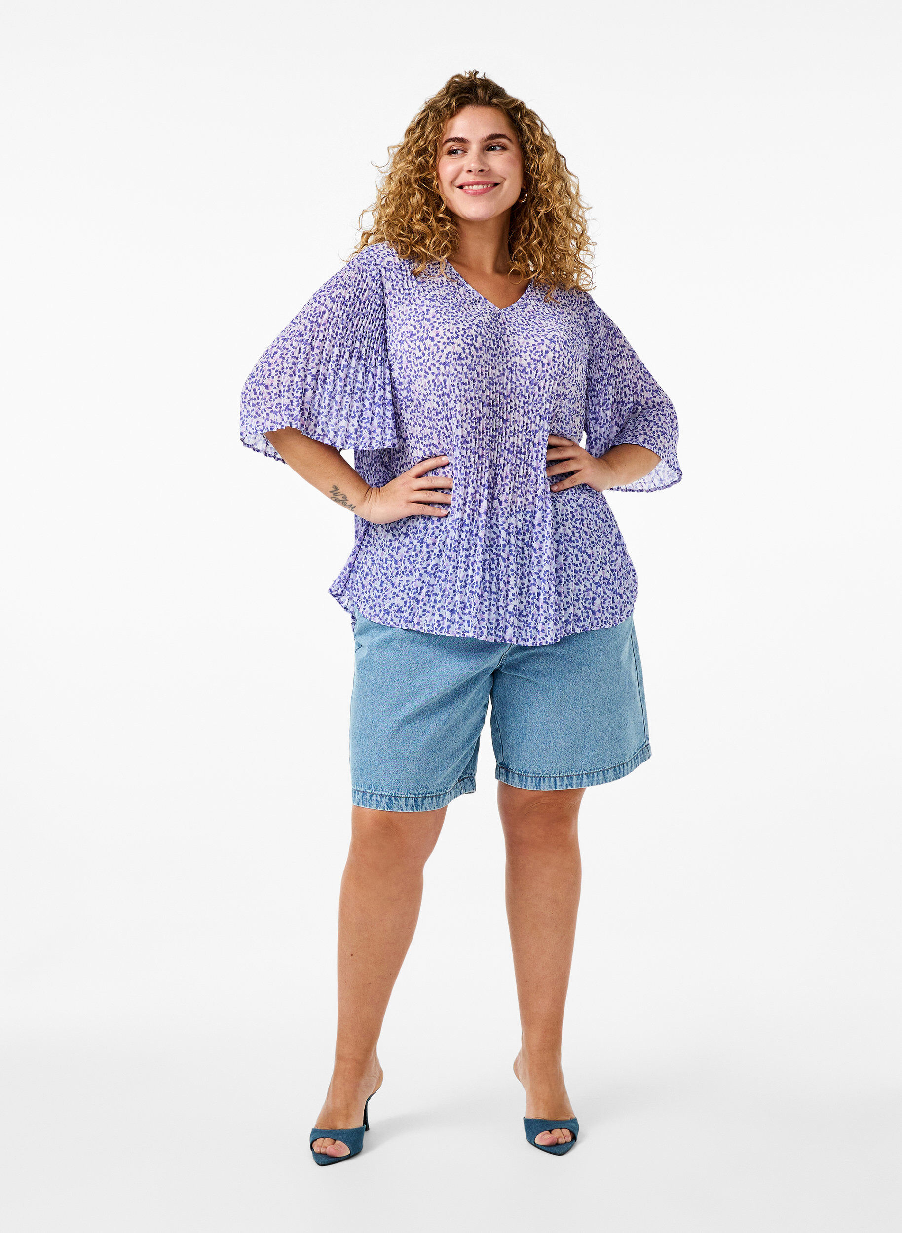 Zizzi Plissert blomstrete bluse, Small Flower AOP, Model image number 2