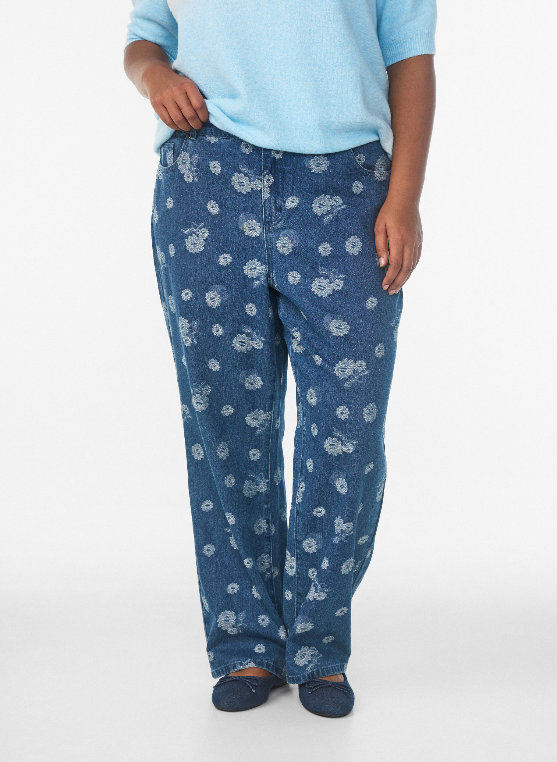 Zizzi Gemma jeans med h&oslash;y midje og blomstertrykk, Bl&aring;, Model image number 2