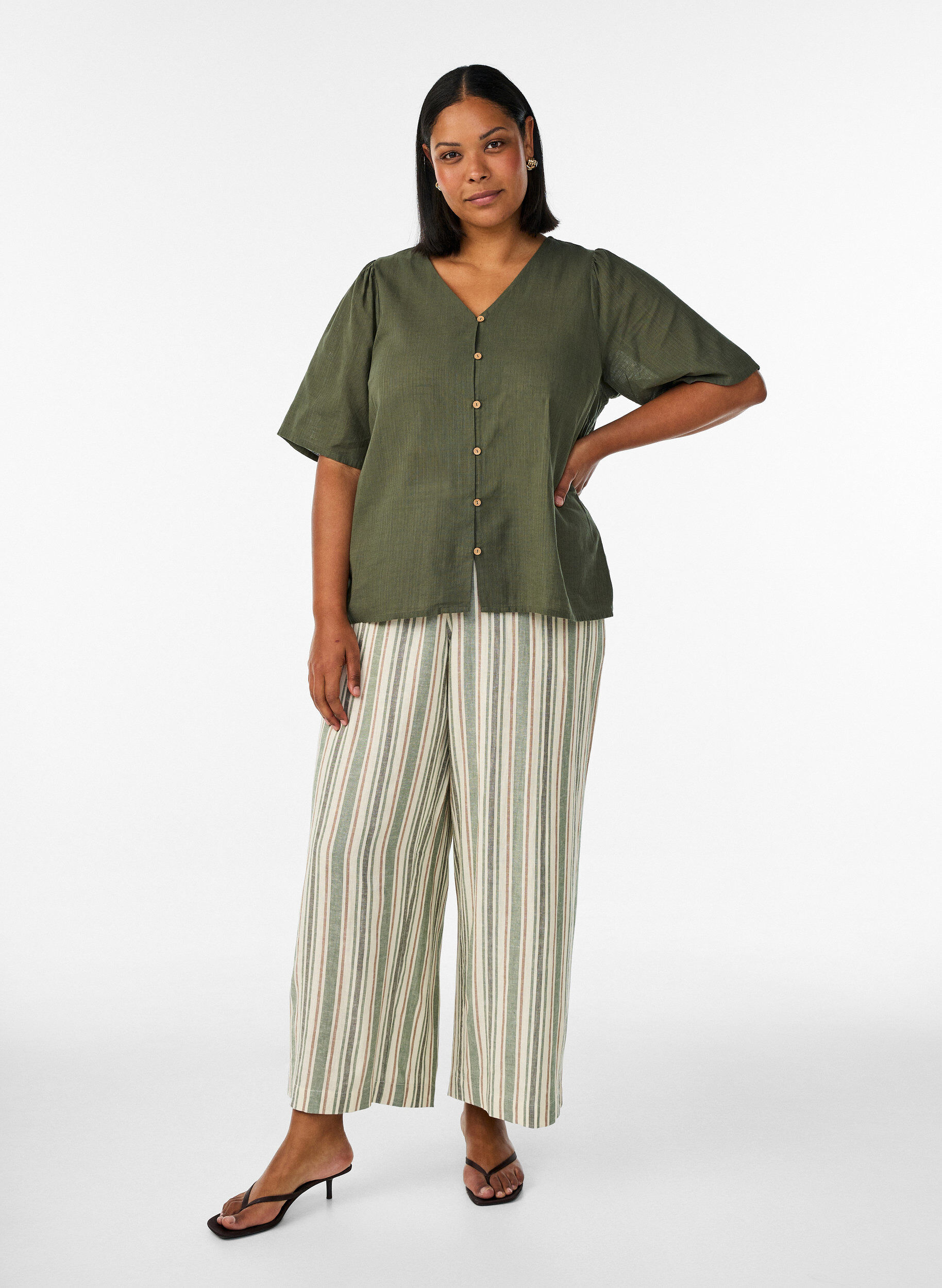 ZizziKortermet bomullsskjorte med V-hals, Gr&oslash;nn, Model image number 1