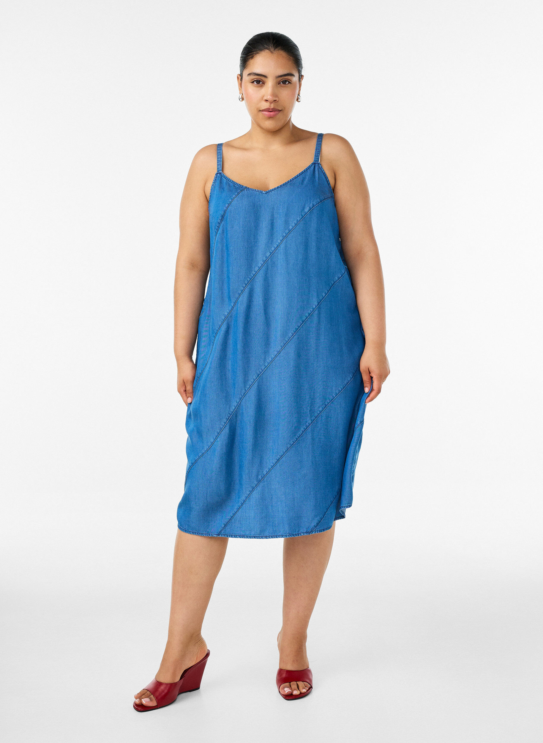 ZizziKjole med plagg i denim i TENCEL&trade; Lyocell med stropper, Bl&aring;, Model image number 1