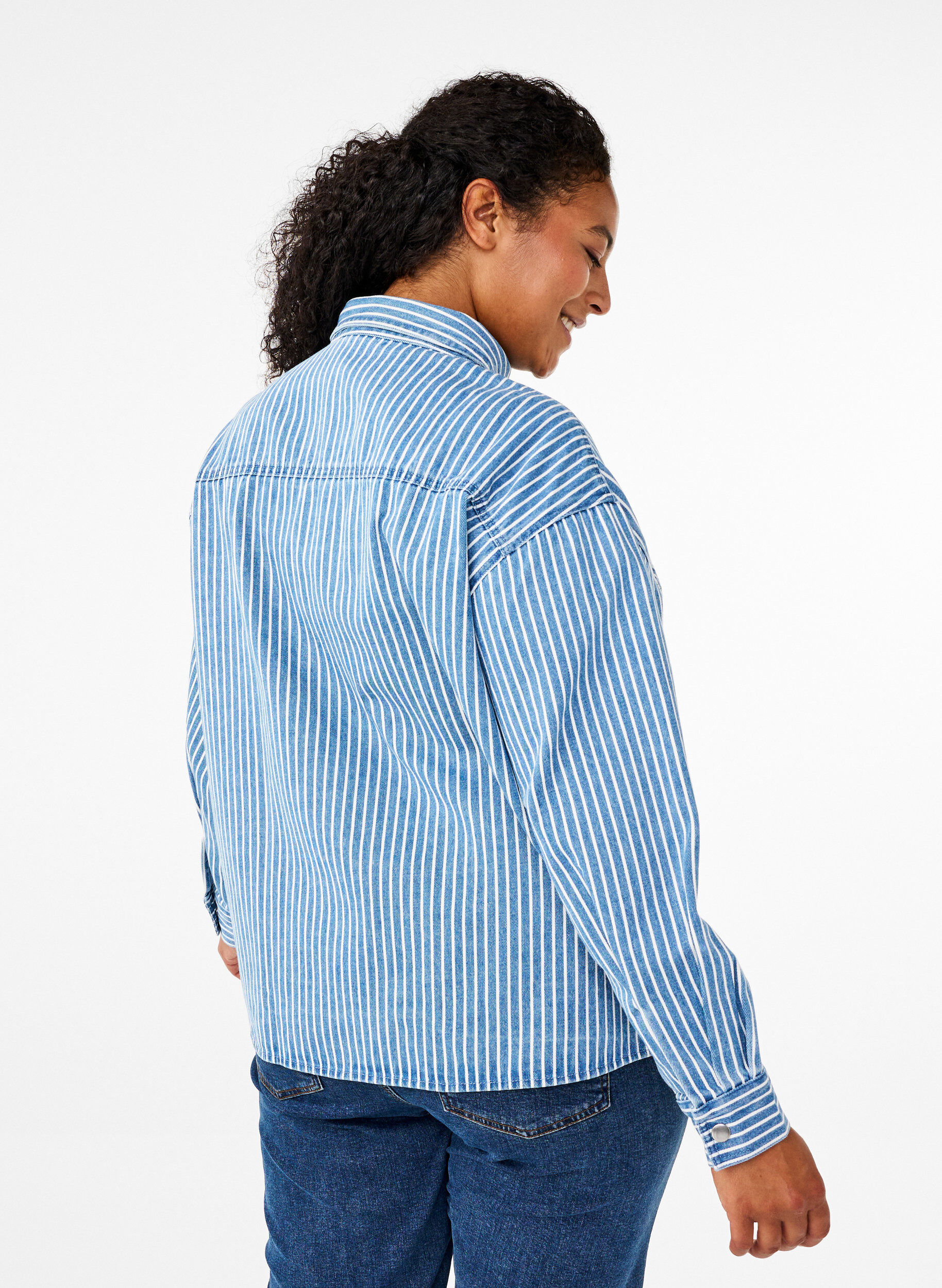 Zizzi Stripete denimskjorte med brystlommer, Light B.Denim Stripe, Model image number 1
