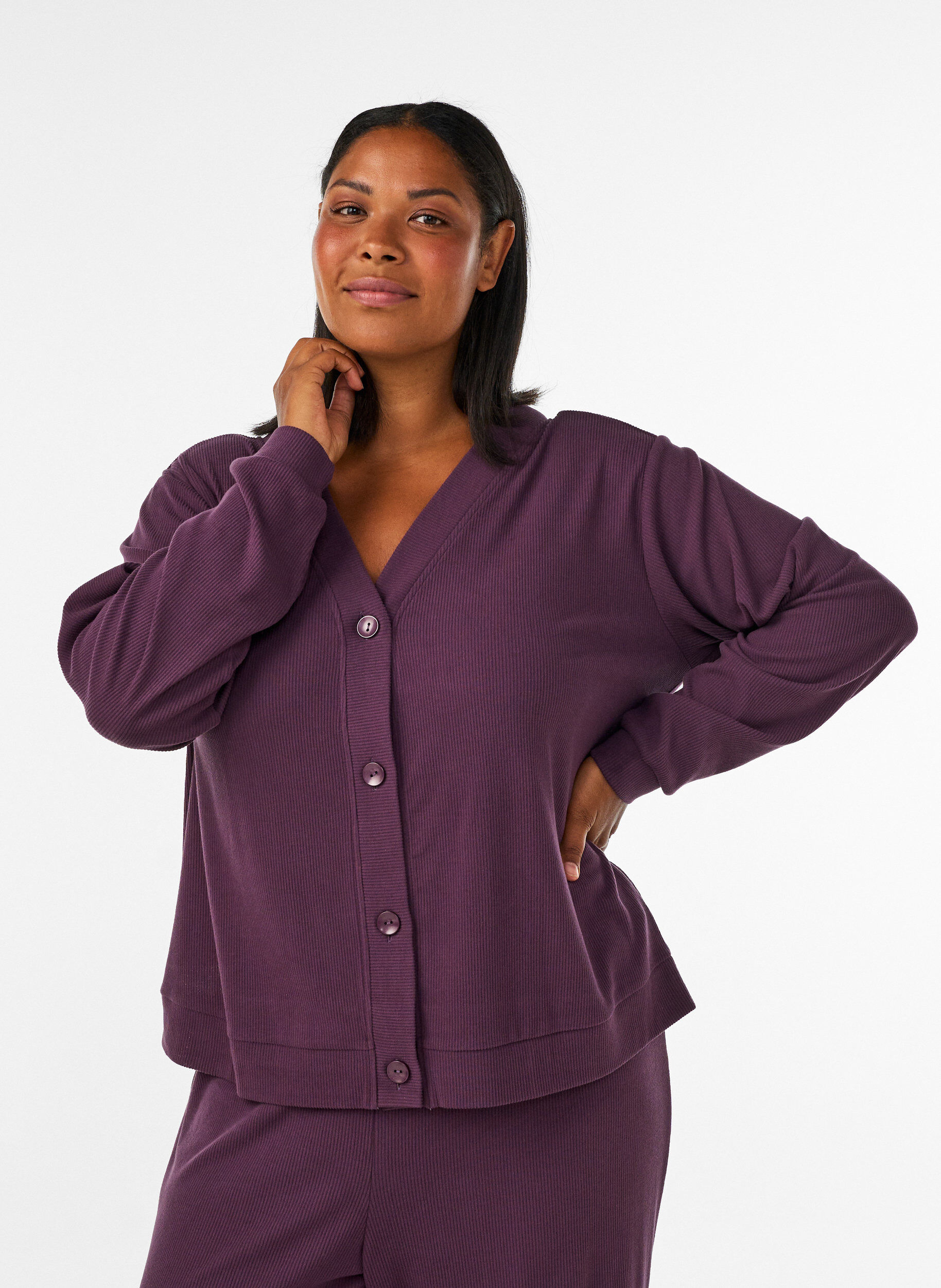 Ribbestrikket jerseycardigan med V-hals, Lilla, Model