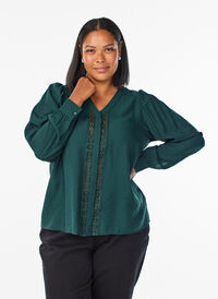Bluse med V-hals og broderte bånd, Grønn Bluse med V-hals og broderte bånd, Grønn, Model