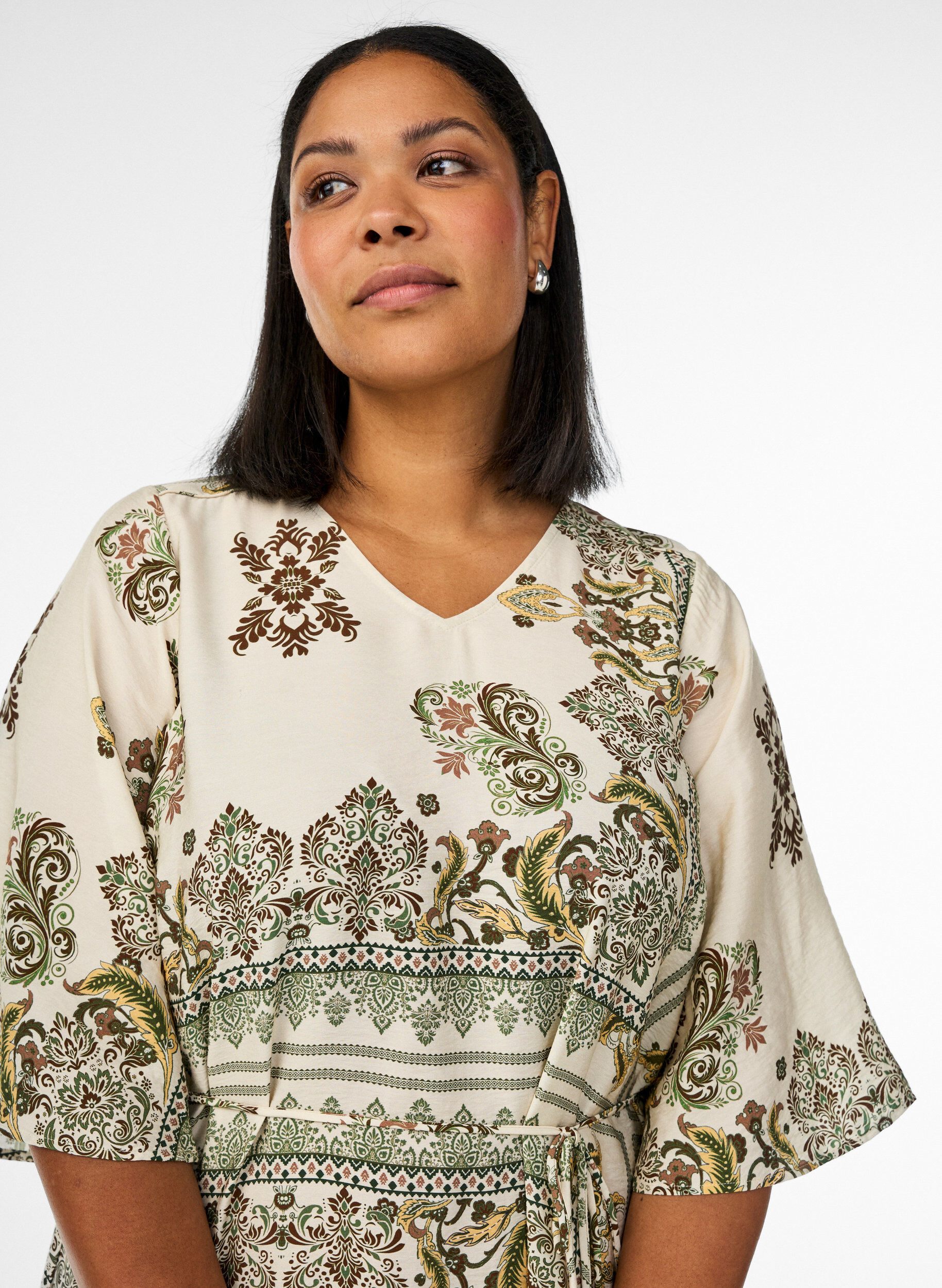 Zizzi M&oslash;nstret midikjole i viskose med knytebelte, Gr&oslash;nn, Model image number 2