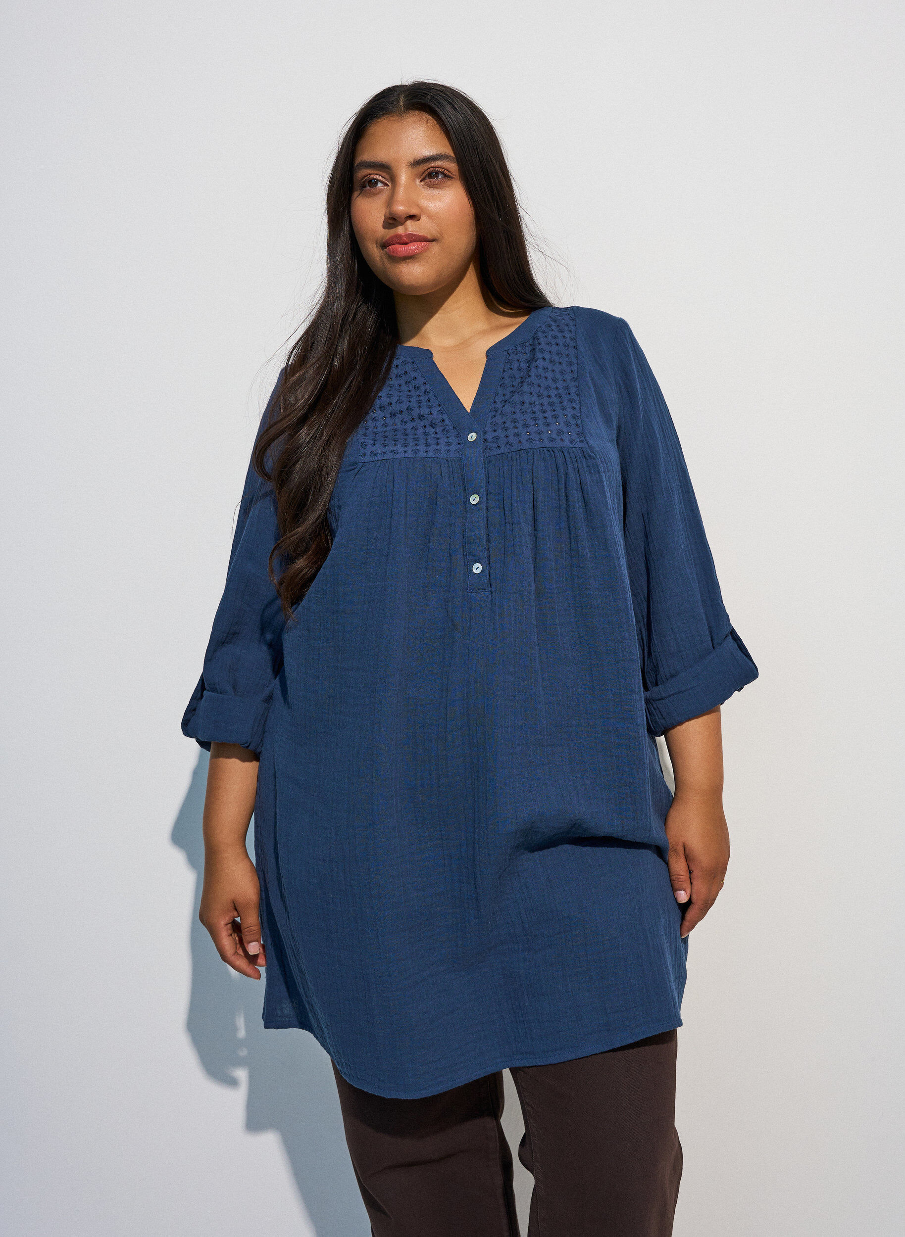 ZizziBomullsmuslin tunika med broderie anglaise, Bl&aring;, Model image number 0