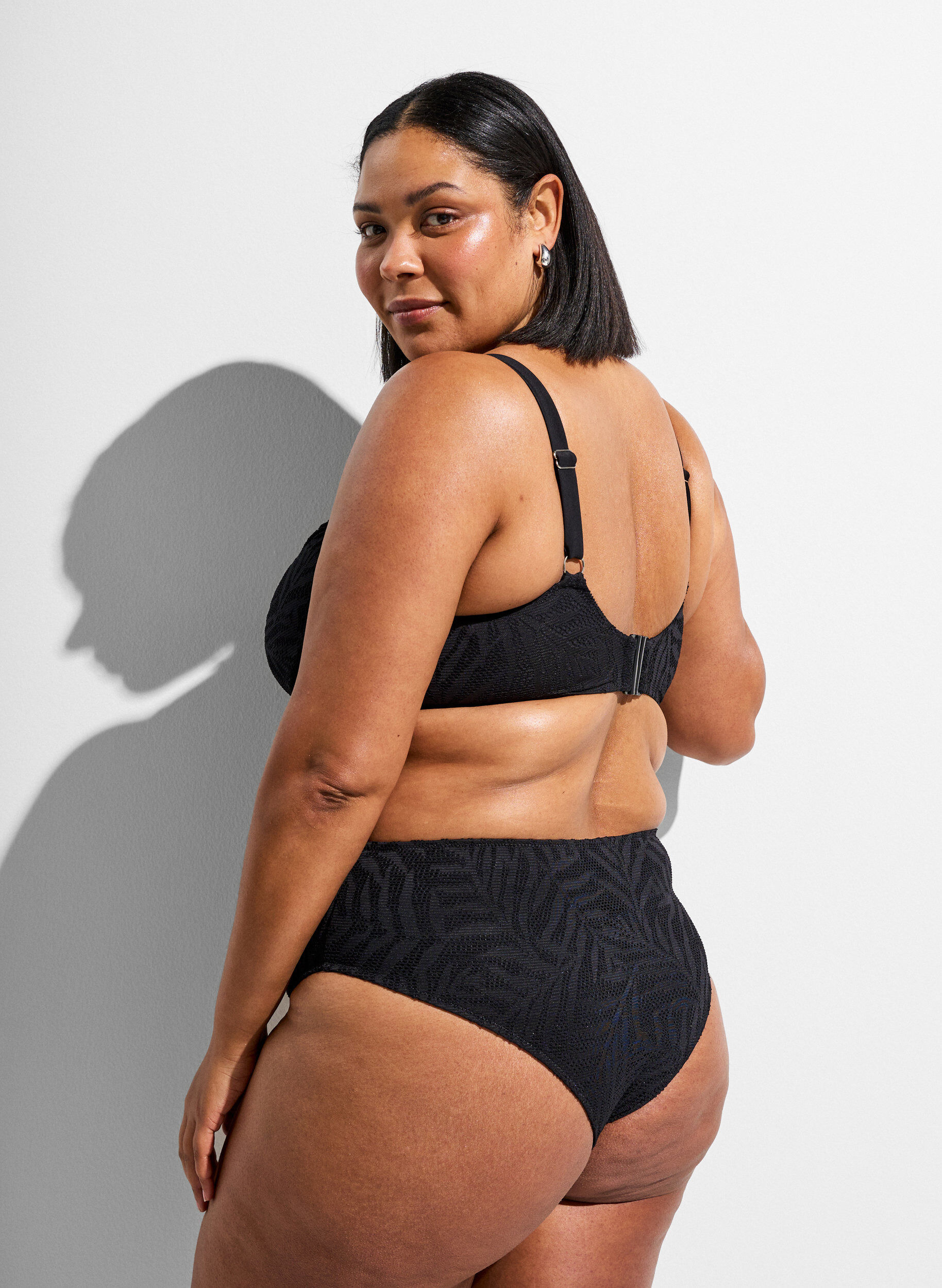 ZizziBrasiliansk bikinitruse i strukturert mesh, Svart, Model image number 1