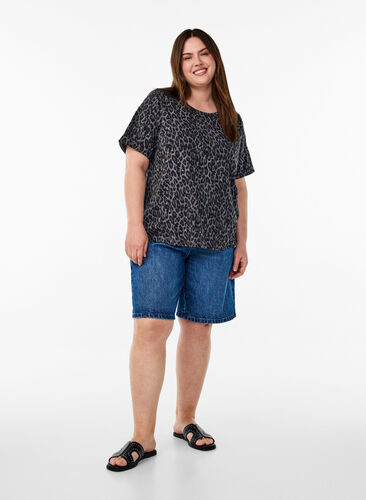 Zizzi T-skjorte med rund hals og heldekkende trykk, Grå, Model image number 1