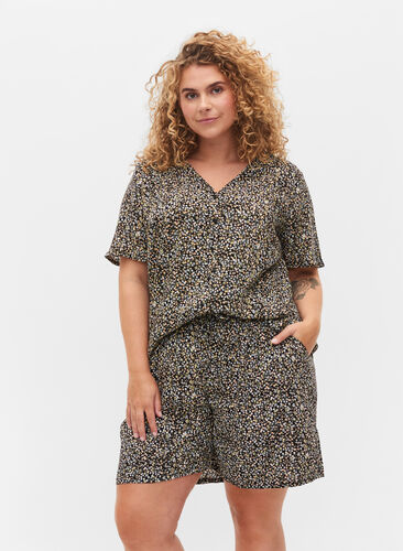 Mønstrete shorts i viskose, Black Flower AOP, Model image number 0