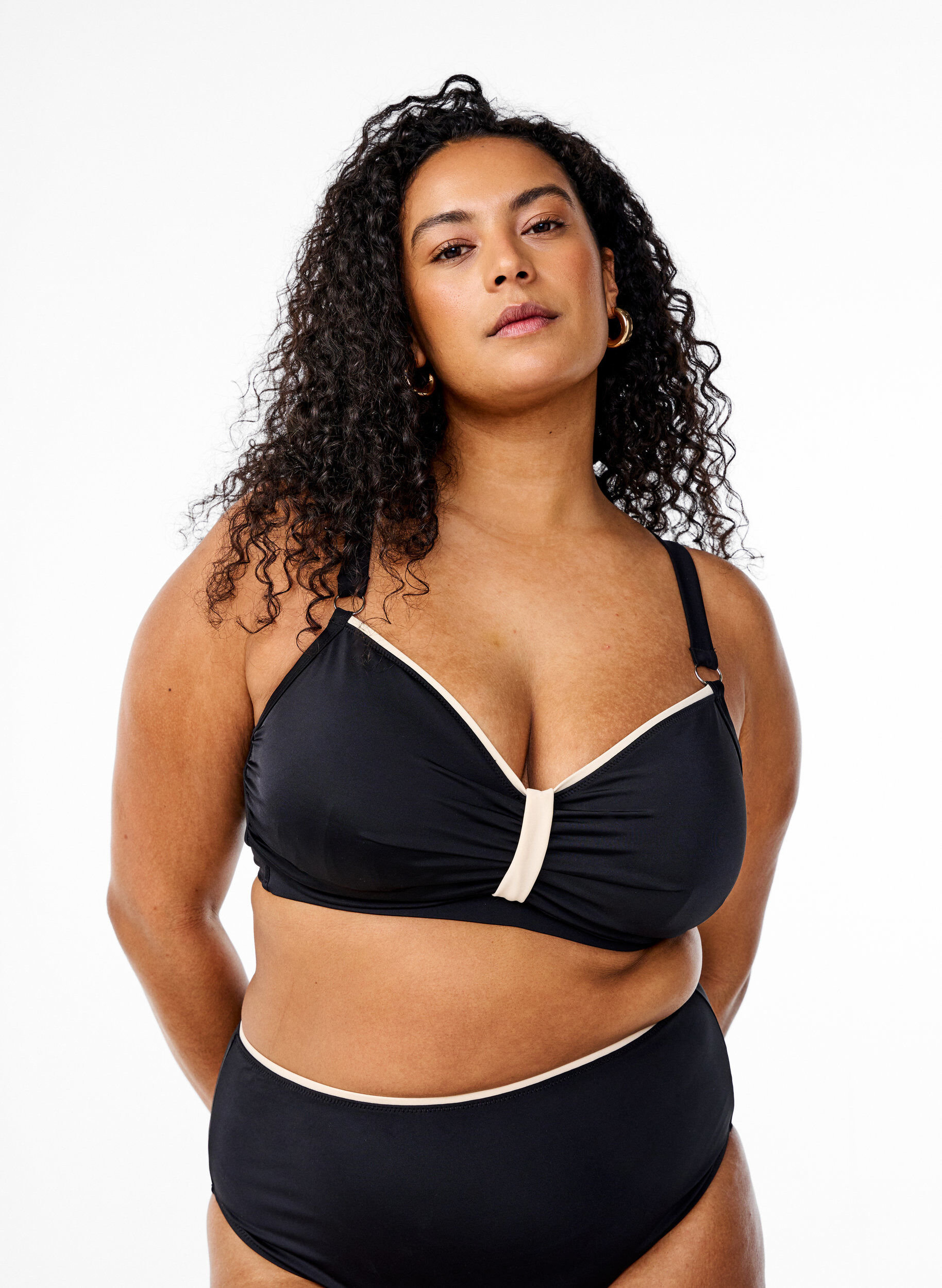 Bikinitopp med rynker og kontrastdetaljer, Svart, Model