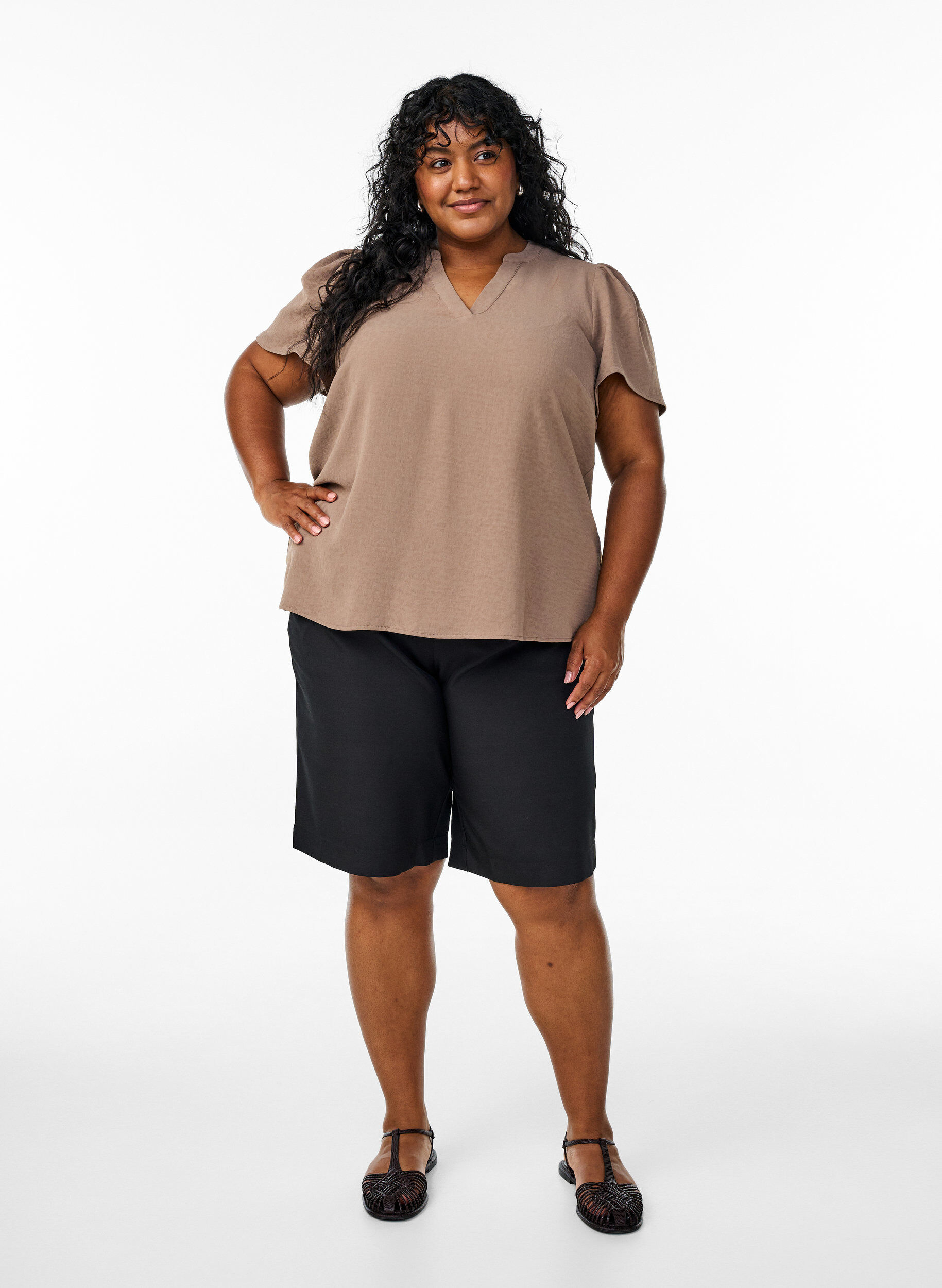 Zizzi Bluse med korte volangermer og V-hals, Brun, Model image number 1