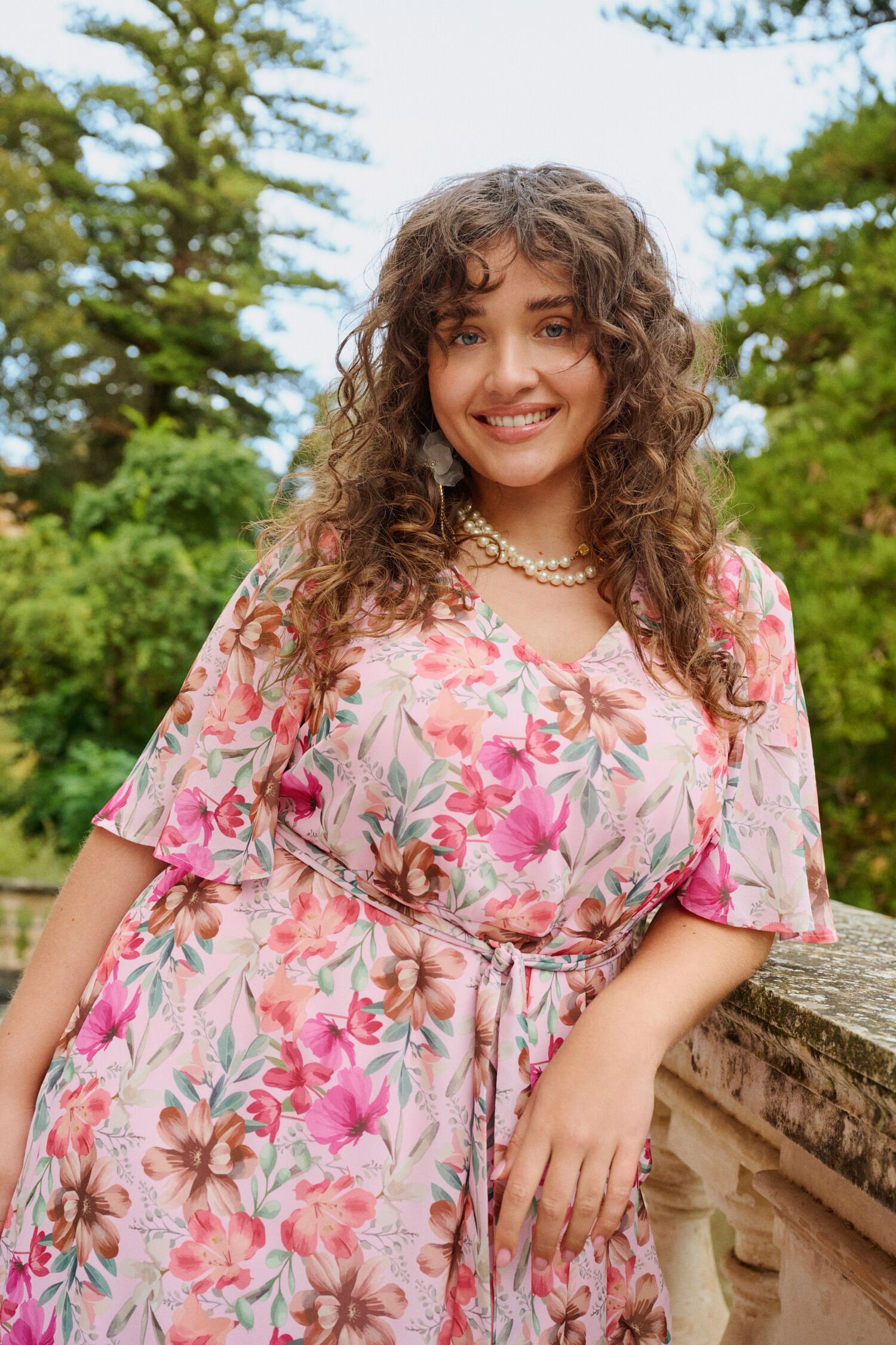 Zizzi Blomstret kjole med V-hals, , Model