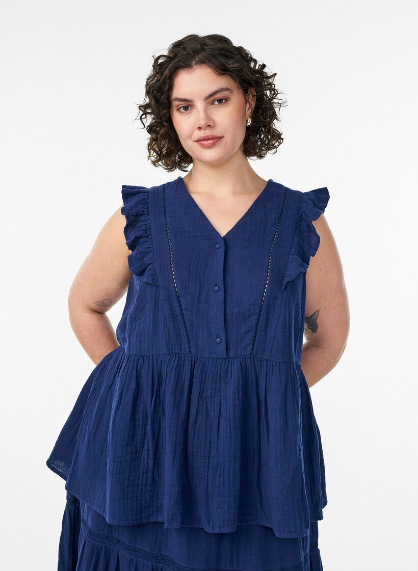 Ermel&oslash;s bluse i bomullsmusselin med volanger, Bl&aring;, Model image number 0