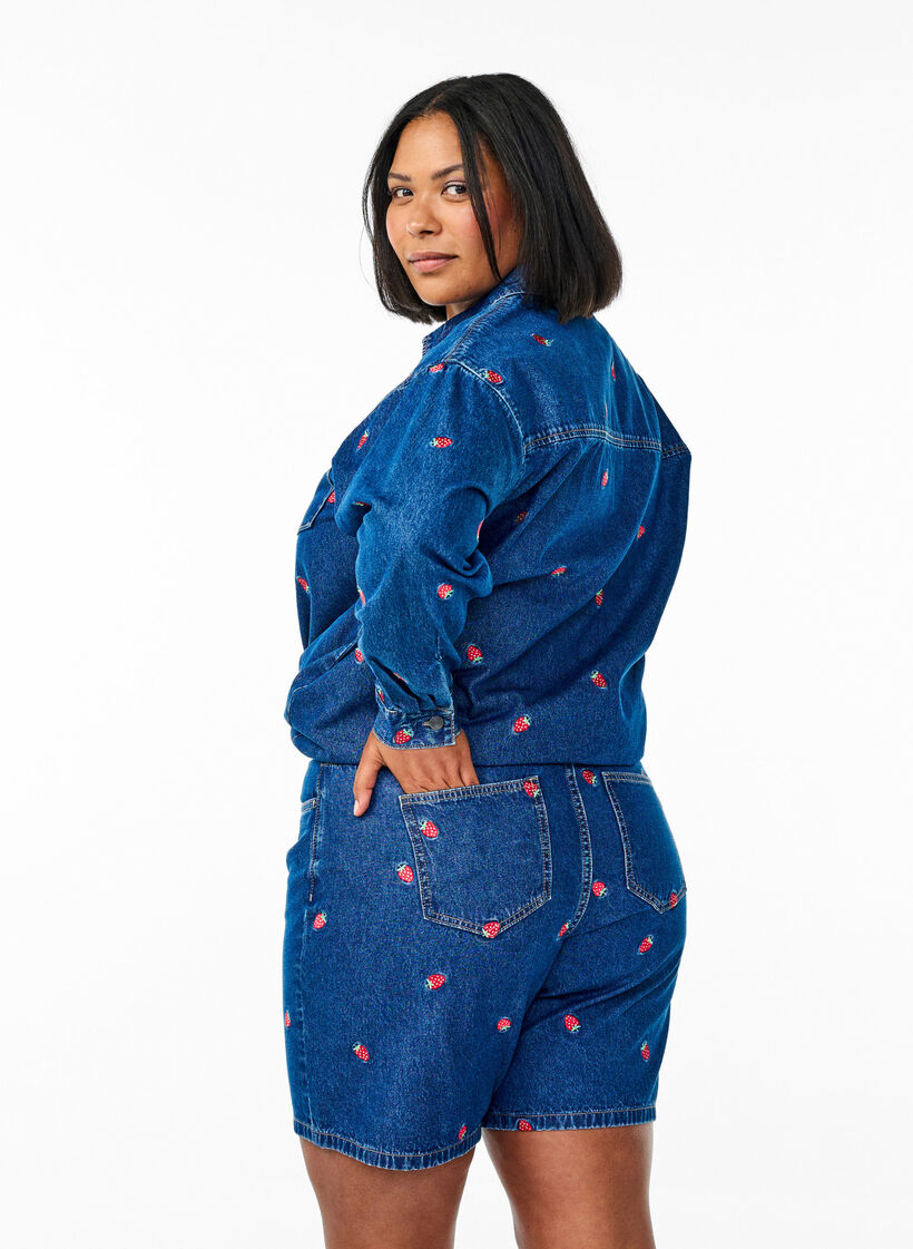 Dongerishorts med broderte jordbær, B. D. Strawberries, Model