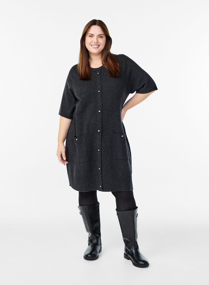Kort strikket kjole med korte ermer og kuleknapper, Grå, Model image number 1