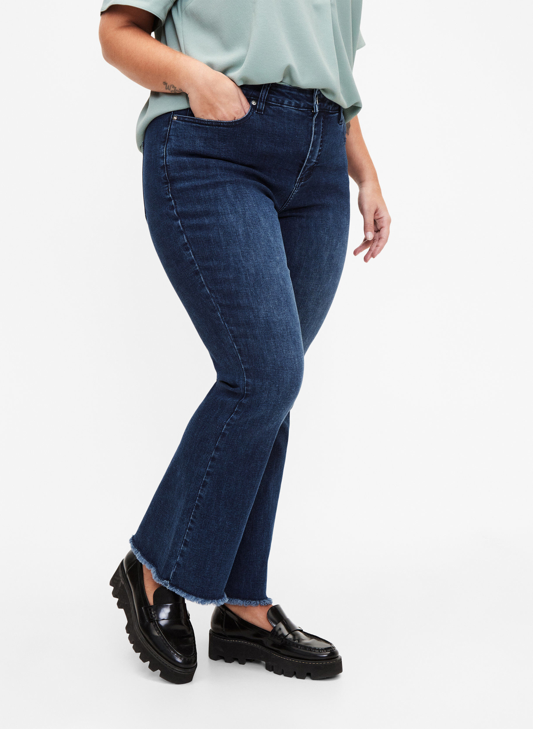 Zizzi Ellen bootcut jeans med sk&aring;ret kant, Blue denim, Model image number 2