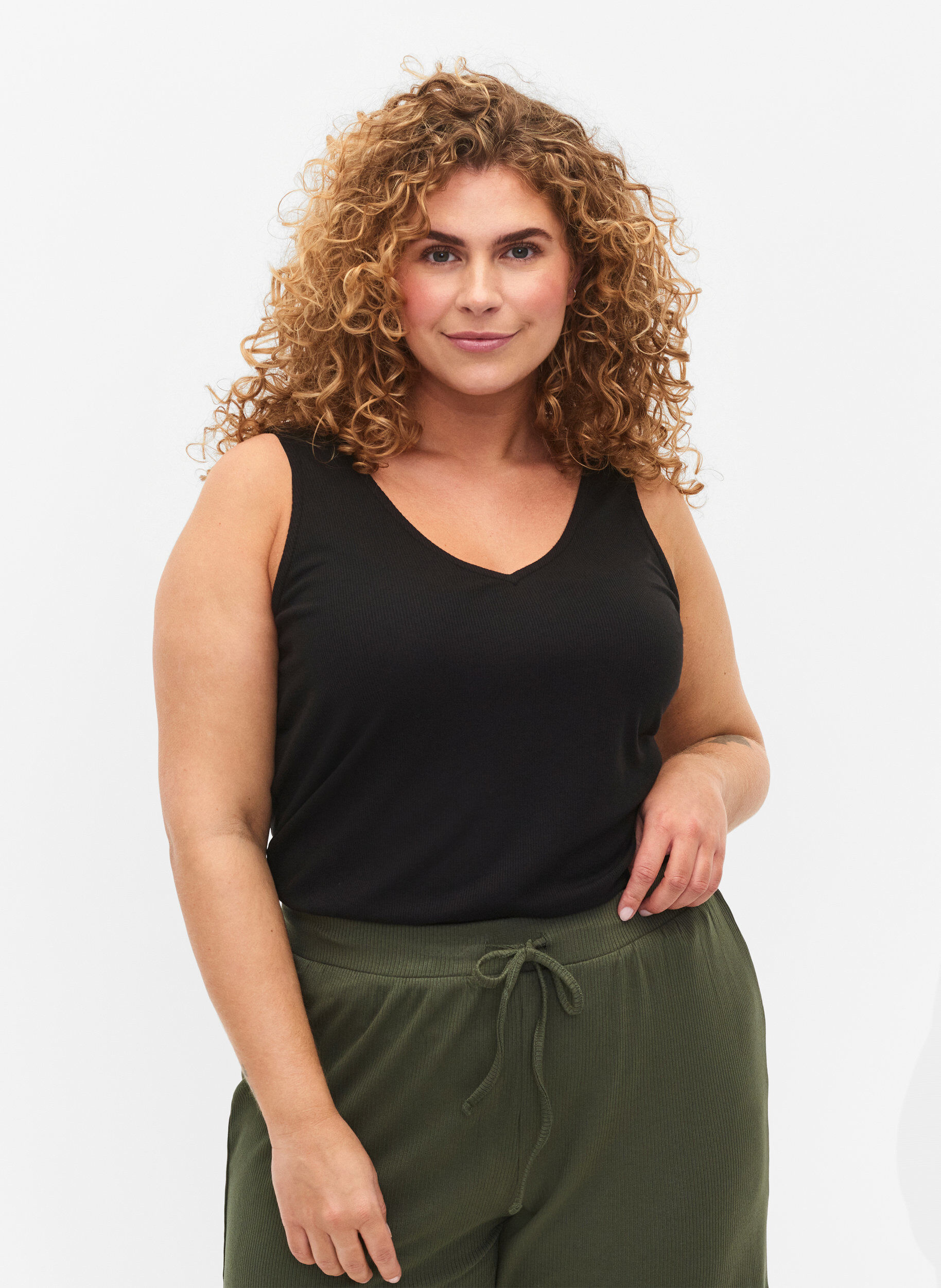 Zizzi Basic top i ribbet materiale med V-utskj&aelig;ring, Black, Model image number 0
