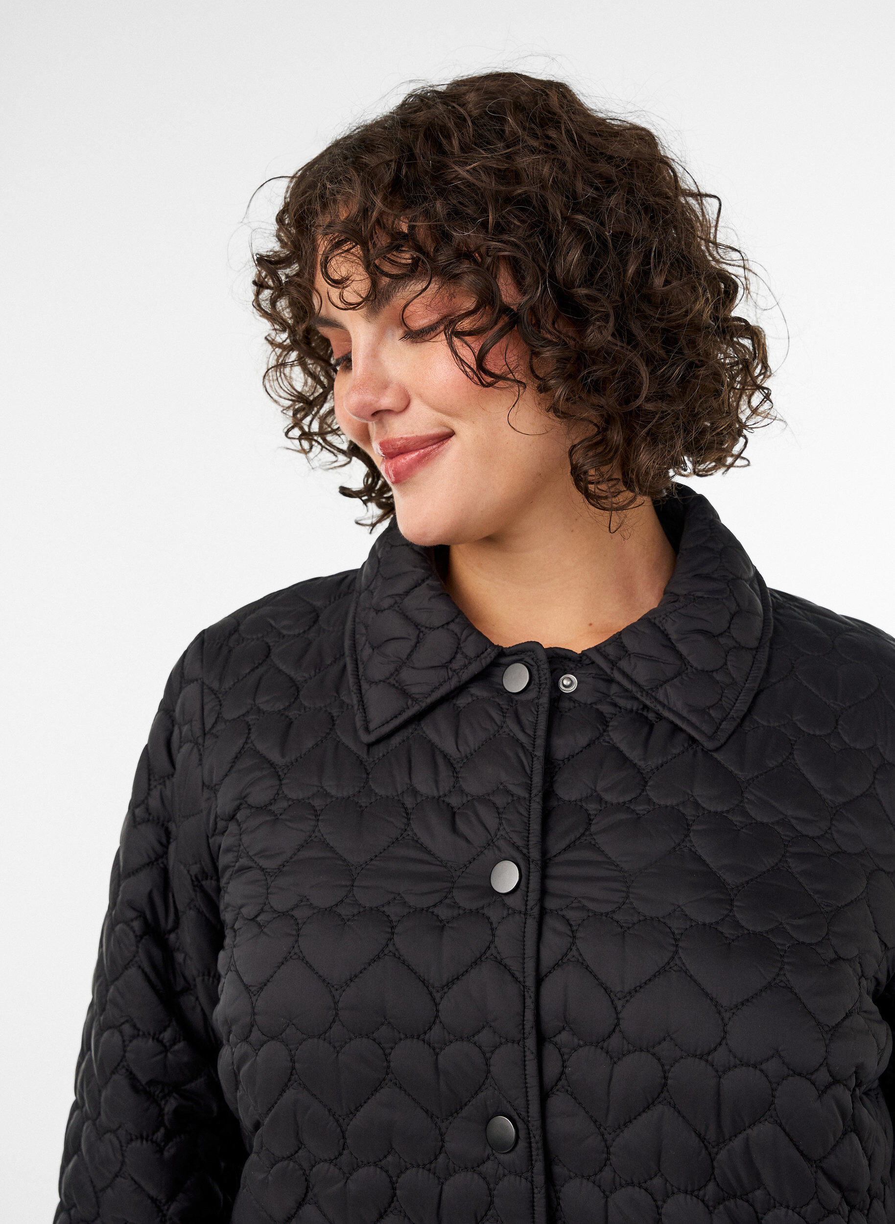 ZizziLett polstret jakke med dekorativ quilting, Svart, Model image number 3