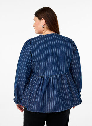 Zizzi Stripete denimbluse med knyting foran, Blå, Model image number 2