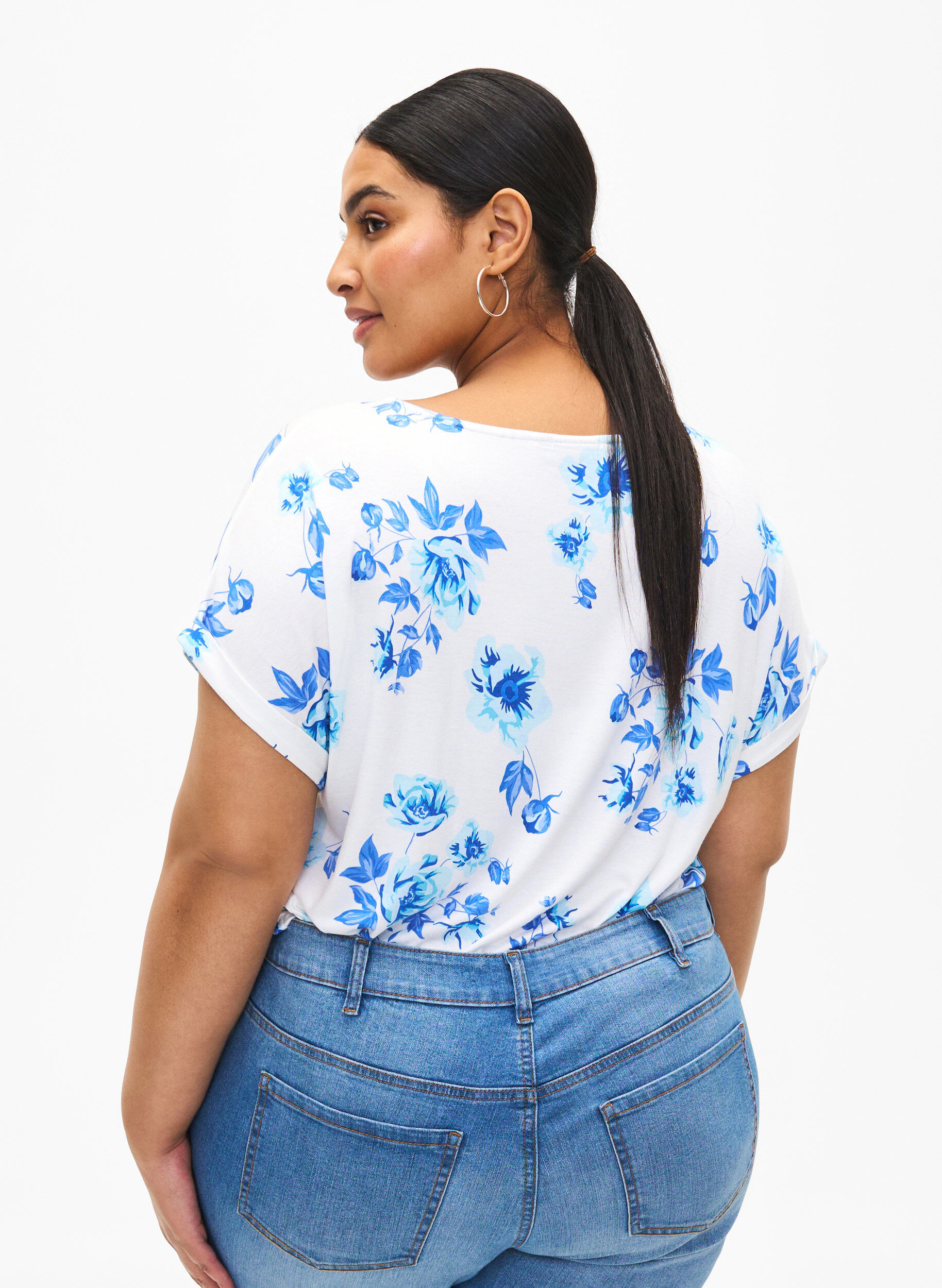 Zizzi Blomstret bluse i viskose med korte ermer, White Blue AOP, Model image number 1