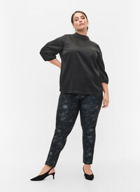 Mønstrete Emily jeans med nagler, Black AOP, Model
