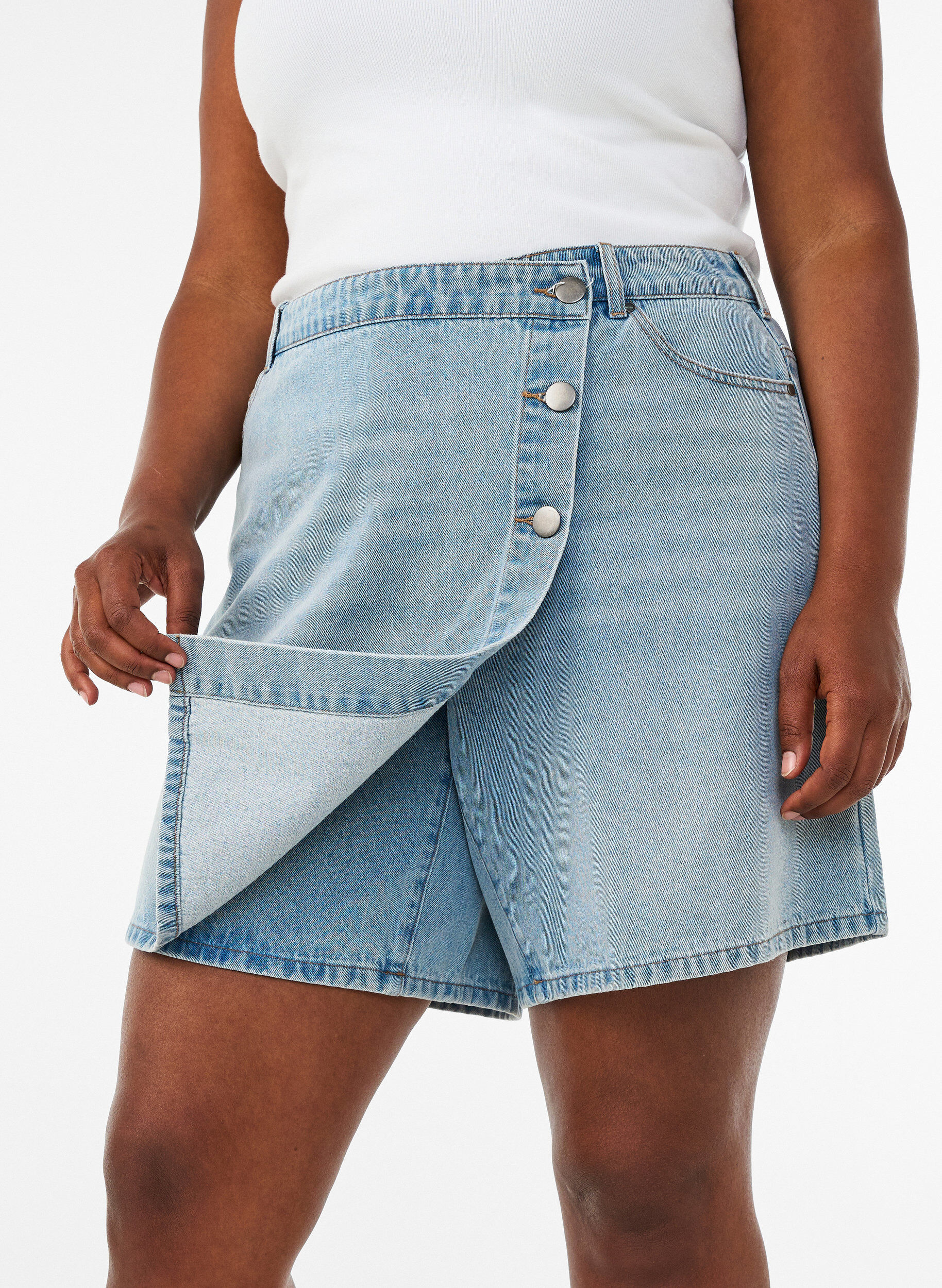 ZizziDenimskorts med omslagseffekt og h&oslash;y midje, Bl&aring;, Model image number 3