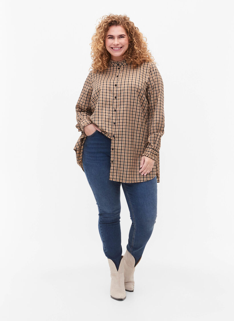 Rutete skjortebluse med volanger, Brown Check Rutete skjortebluse med volanger, Brown Check, Model