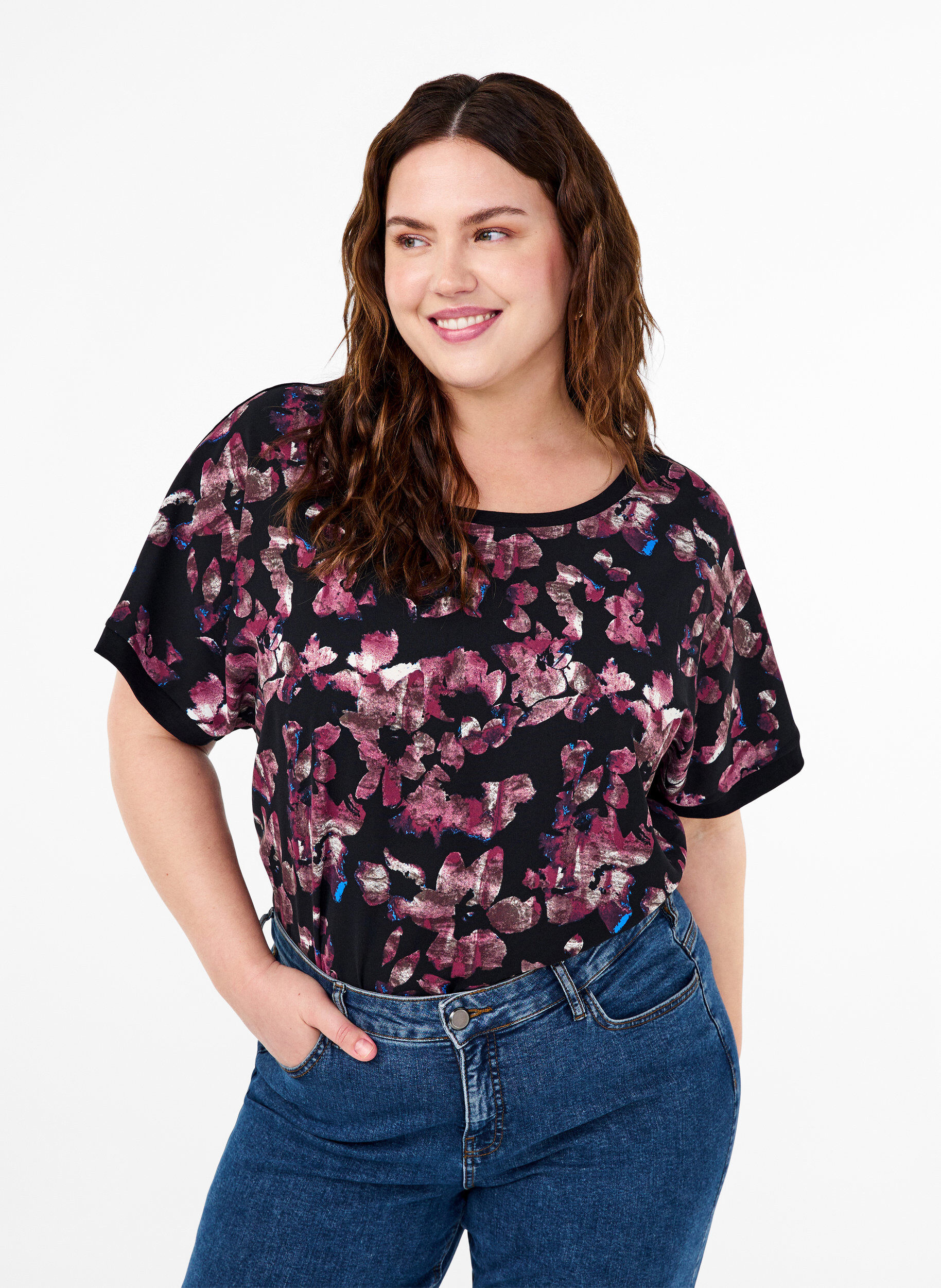 Zizzi L&oslash;s T-skjorte med blomstertrykk, Black Purple Fl. AOP, Model image number 0