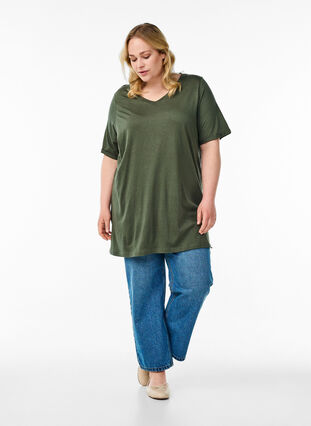 Zizzi Ensfarget oversized T-skjorte med V-hals, Grønn, Model image number 1