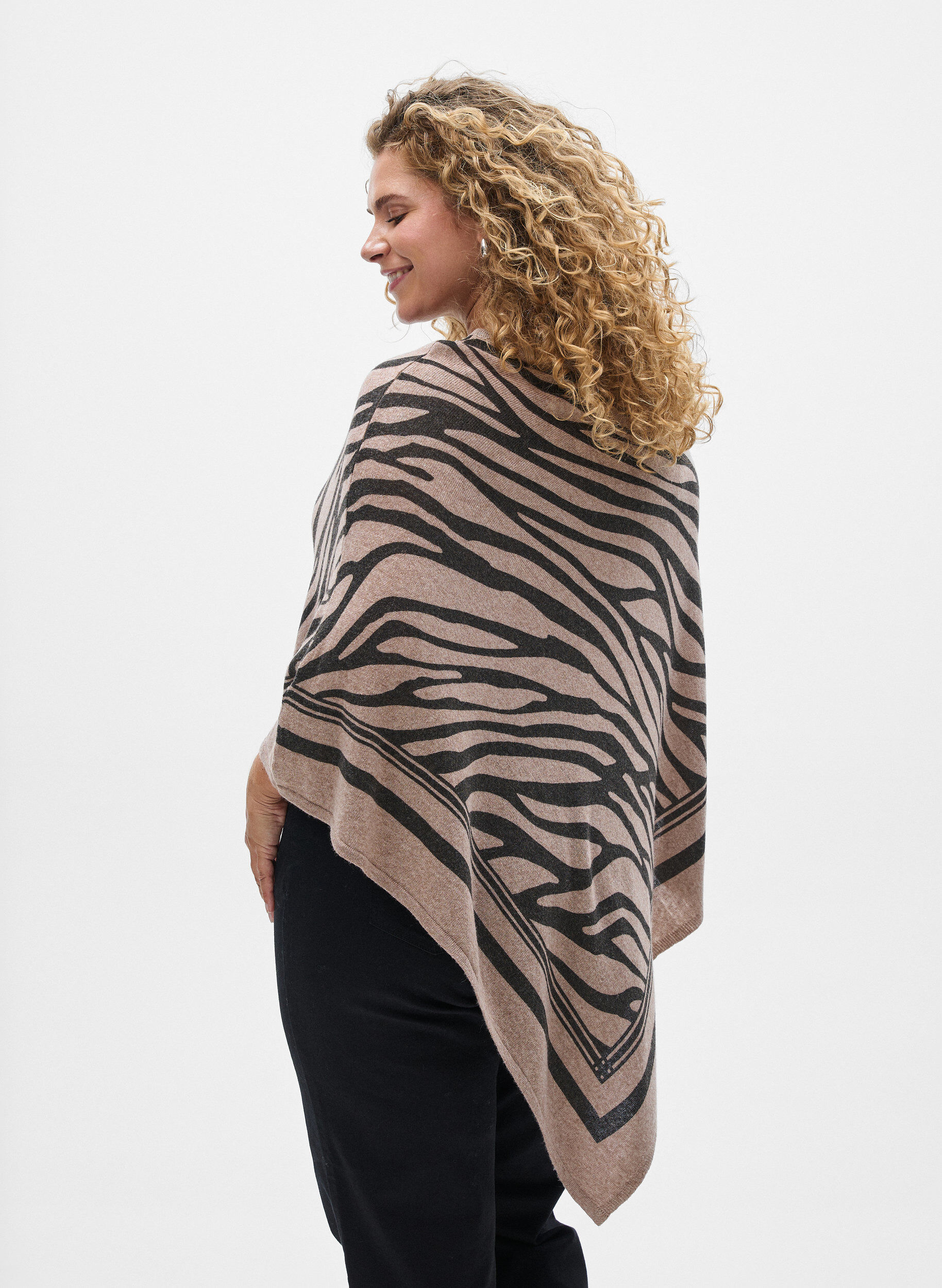 ZizziFinstrikket poncho, Svart, Model image number 2