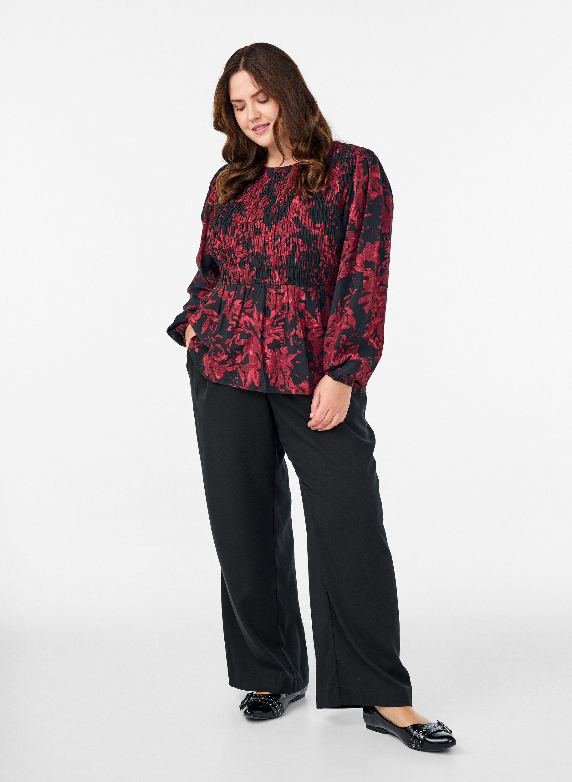 ZizziBluse med smock og lange ermer, Svart, Model image number 1