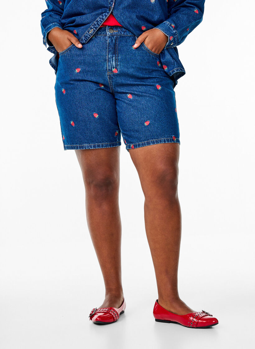 Dongerishorts med broderte jordbær, B. D. Strawberries, Model