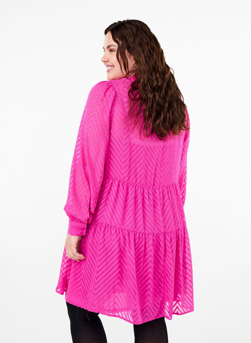 Kort, strukturmønstret kjole med volangkrage, Magenta, Model image number 1