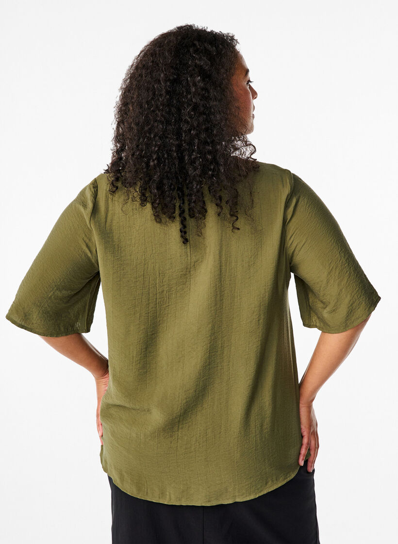Viskosebluse med V-hals og broderidetaljer, Grønn, Model image number 2