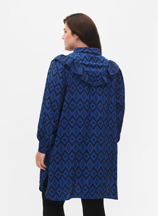 Lang viskoseskjorte med trykk og rysjer, True blue w. Black, Model image number 1